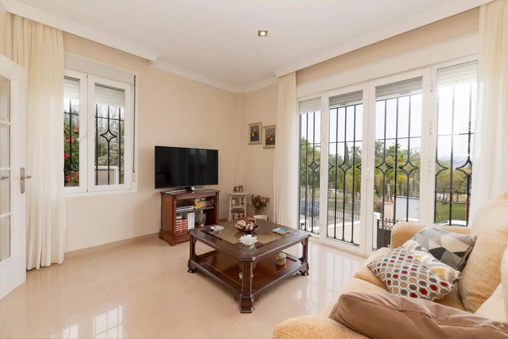 Sala de estar de Casa o chalet en venta en Alhaurín de la Torre con Aire acondicionado, Calefacción y Piscina