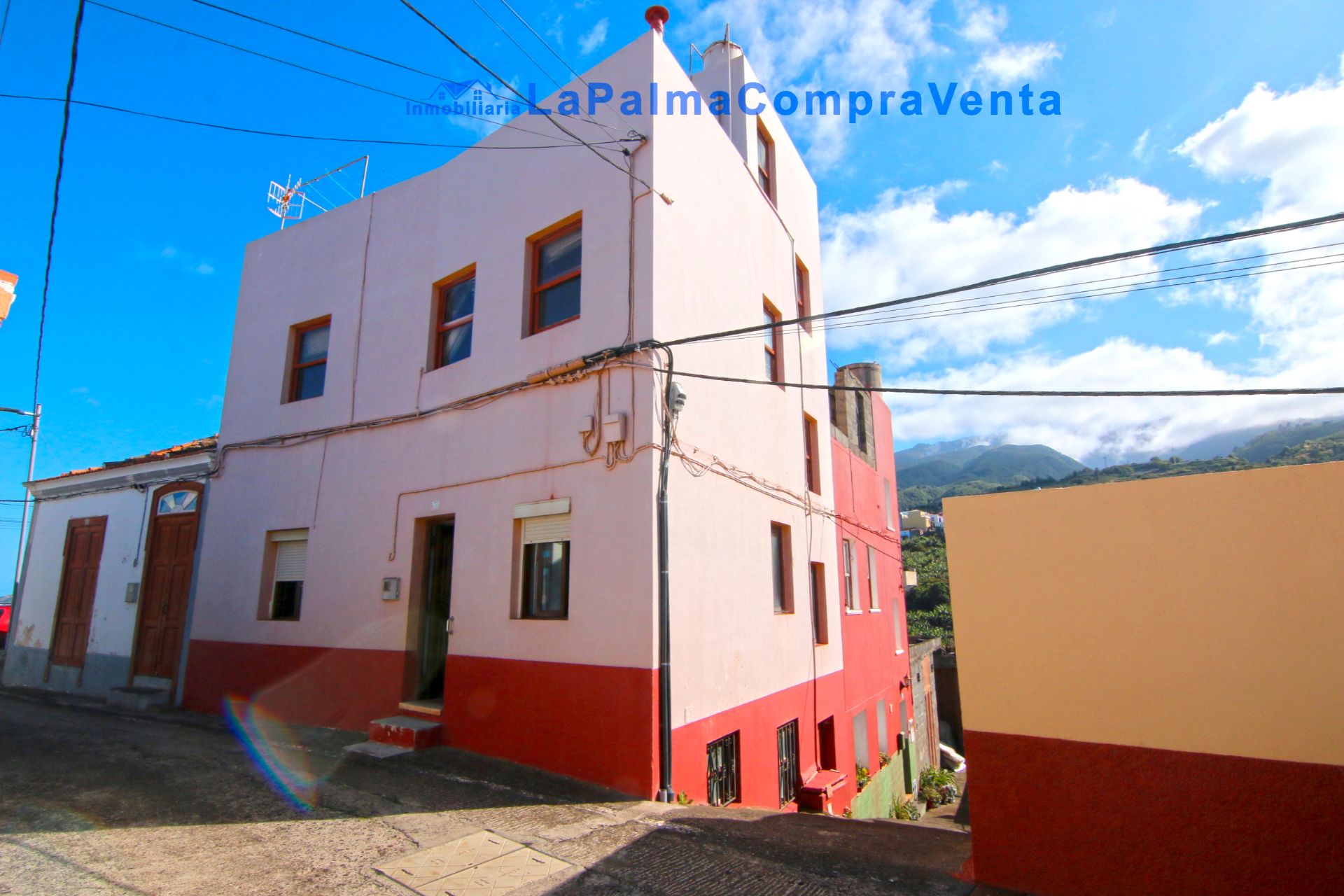 Vista exterior de Casa adosada en venda en San Andrés y Sauces amb Moblat, Forn i Rentadora