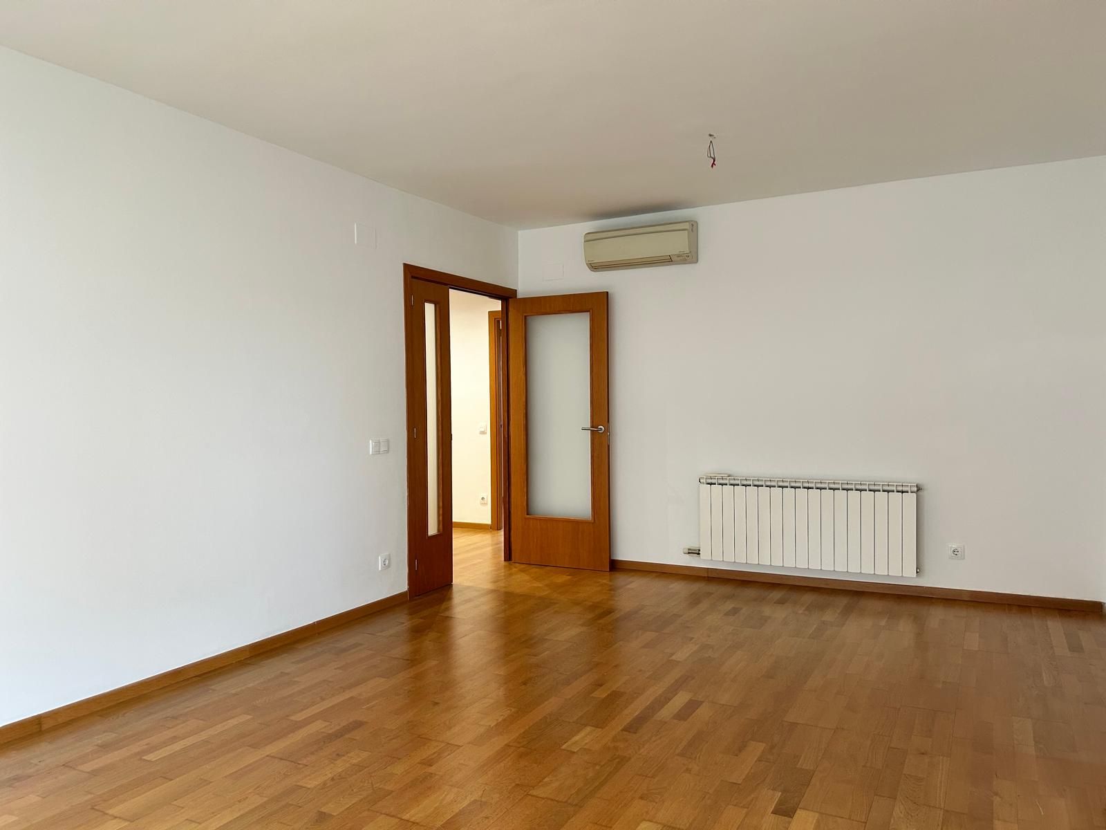 Wohnzimmer von Wohnungen zum verkauf in Salt mit Privatgarten und Gemeinschaftspool
