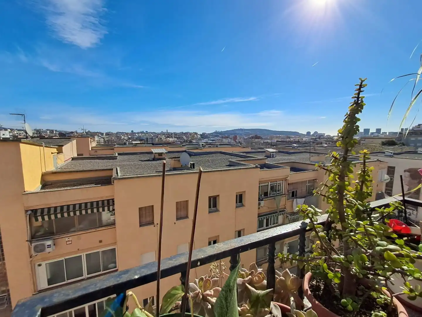 Vista exterior de Apartament en venda en L'Hospitalet de Llobregat