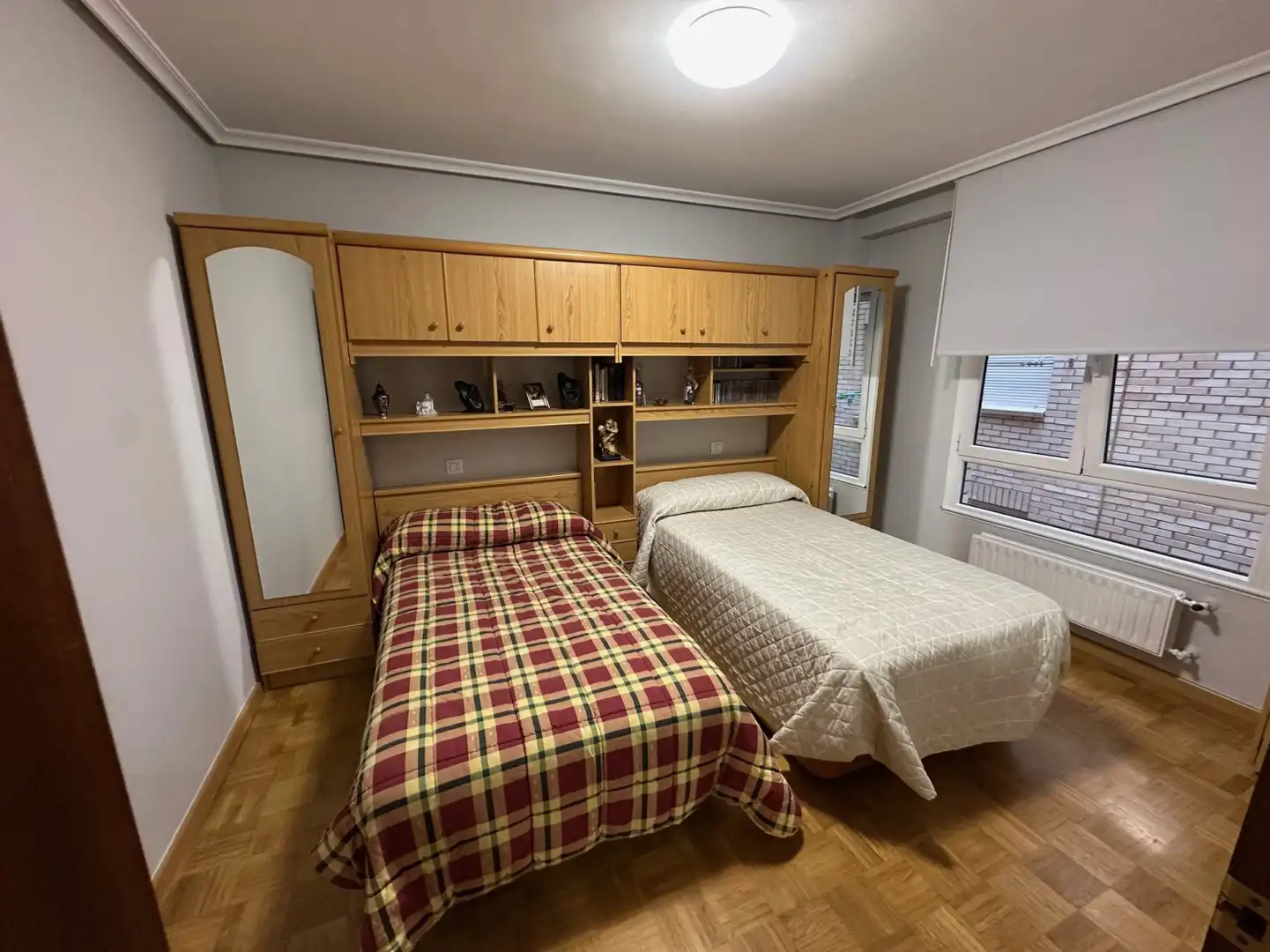 Dormitori de Pis en venda en Oviedo  amb Calefacció, Parquet i Traster