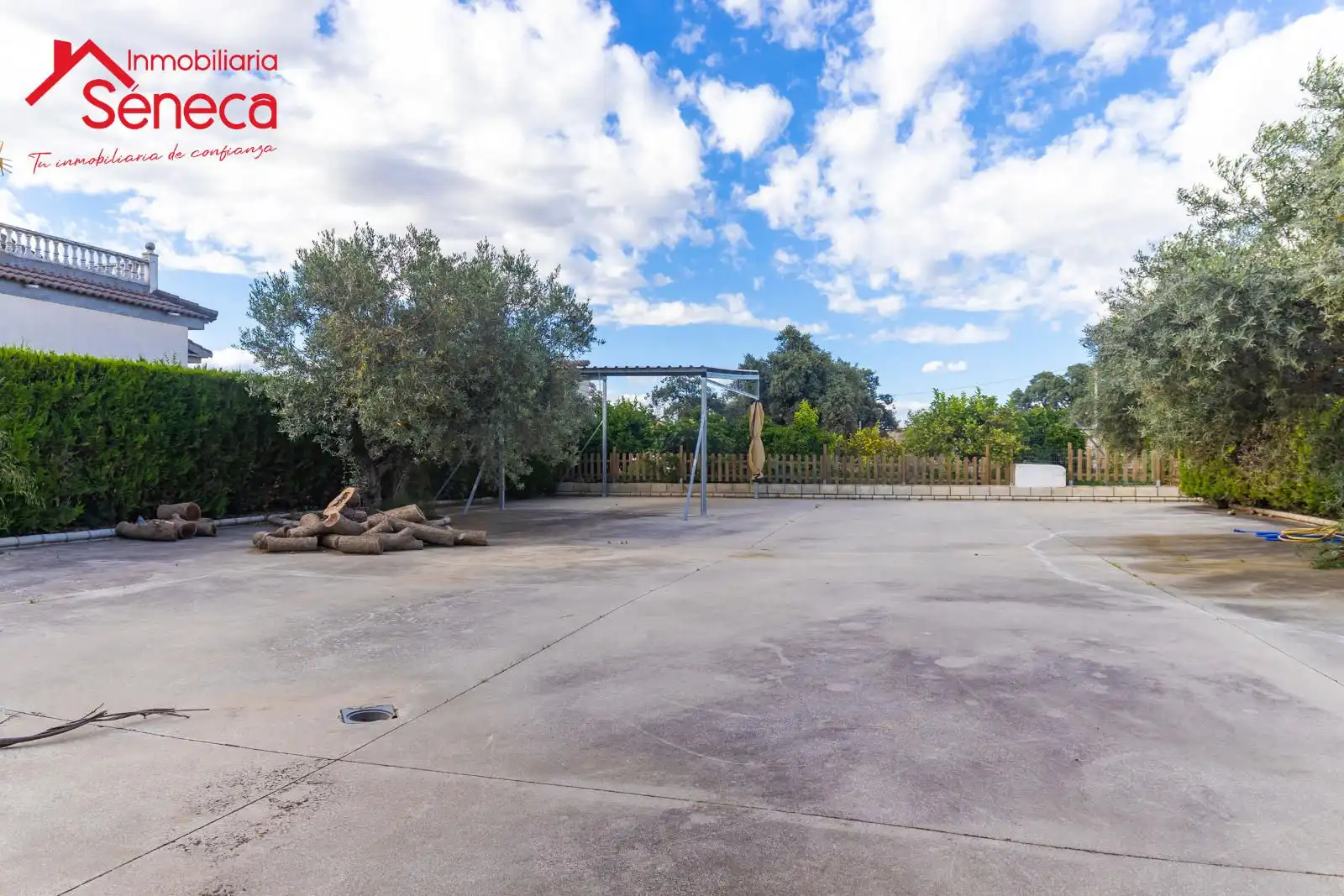 Parking of Houses for sale in La Carlota  with Air Conditioner, Heating and Private garden