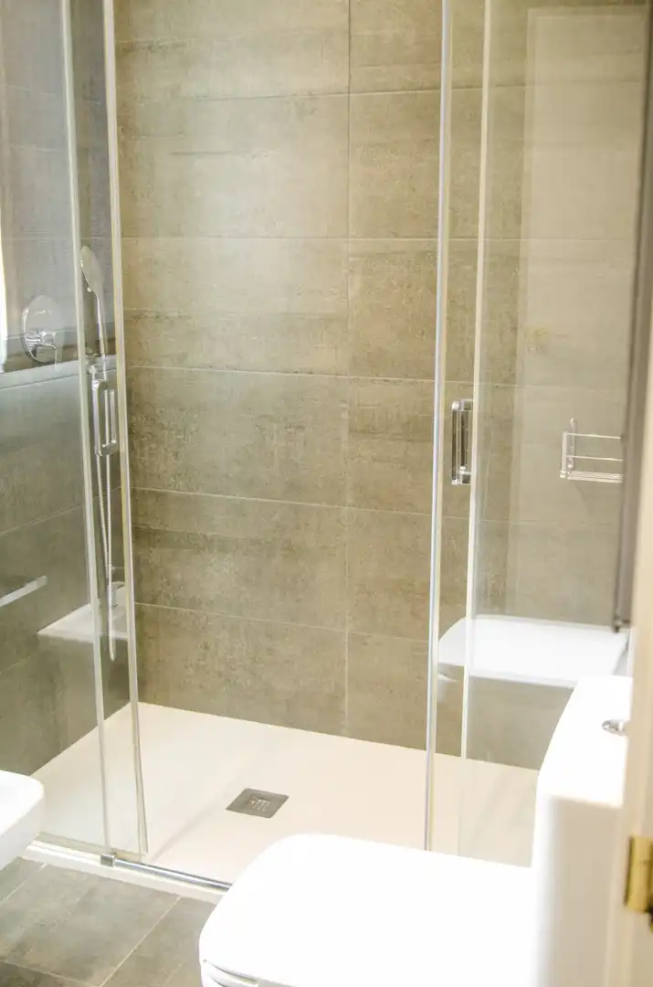 Badezimmer von Einfamilien-Reihenhaus zum Verkauf in La Pobla de Vallbona mit Klimaanlage, Heizung und Privatgarten