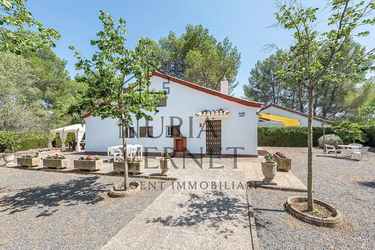 Vista exterior de Finca rústica en venda en Les Borges del Camp amb Piscina comunitària