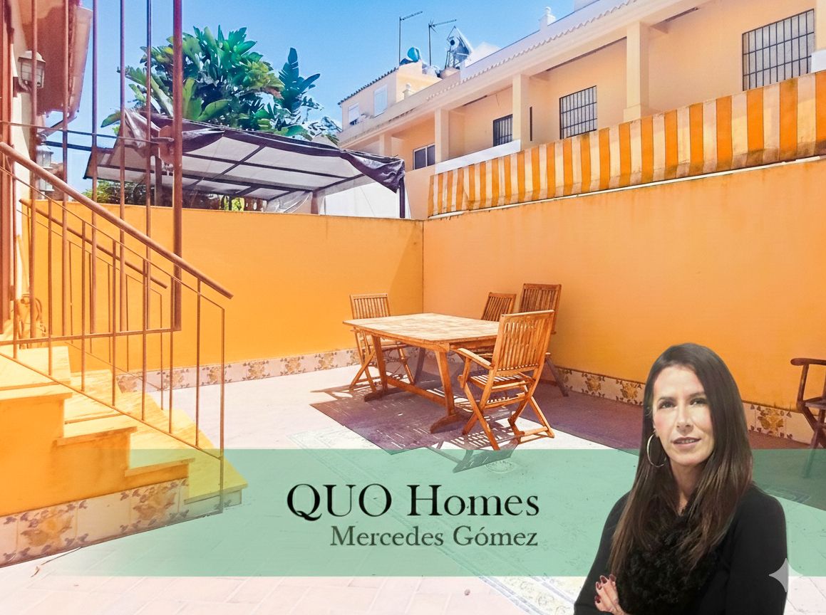 Vista exterior de Casa adosada en venda en Jerez de la Frontera amb Aire condicionat, Terrassa i Balcó