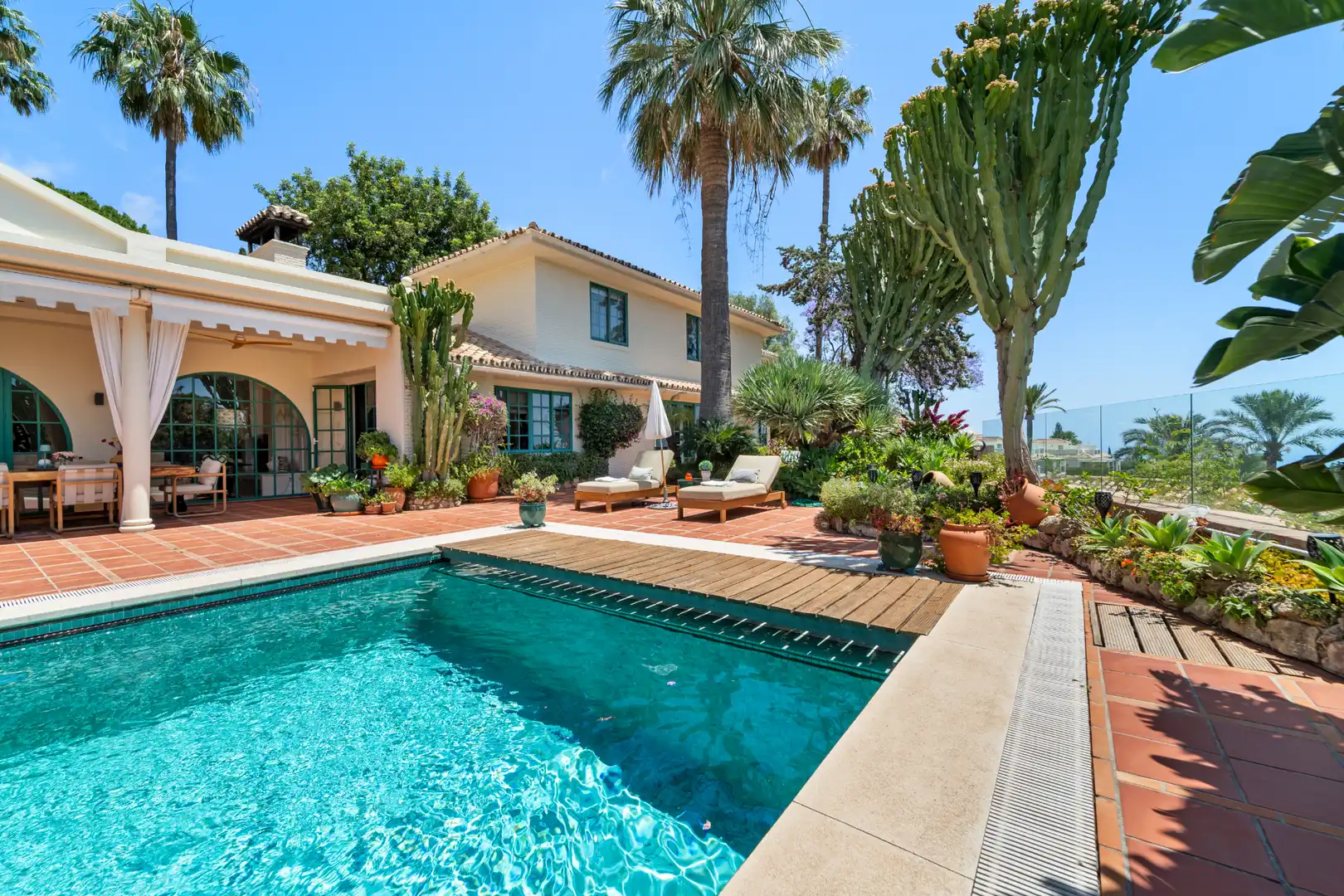 Vista exterior de Casa o xalet en venda en Benalmádena amb Aire condicionat, Calefacció i Jardí privat