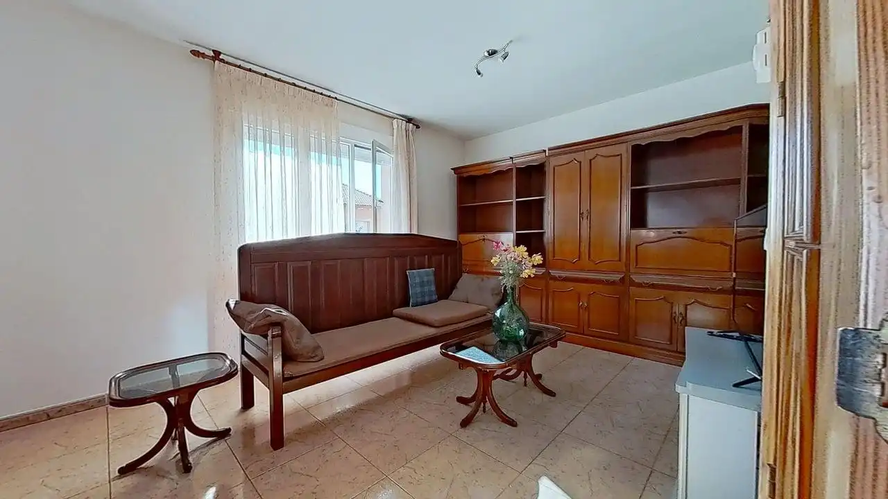 Sala d'estar de Casa adosada en venda en Santiuste de San Juan Bautista amb Calefacció, Jardí privat i Moblat