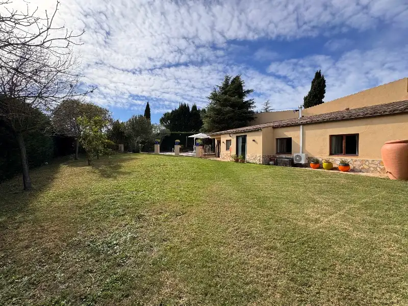 Jardín de Finca rústica en venta en Ullastret con Aire acondicionado, Calefacción y Jardín privado