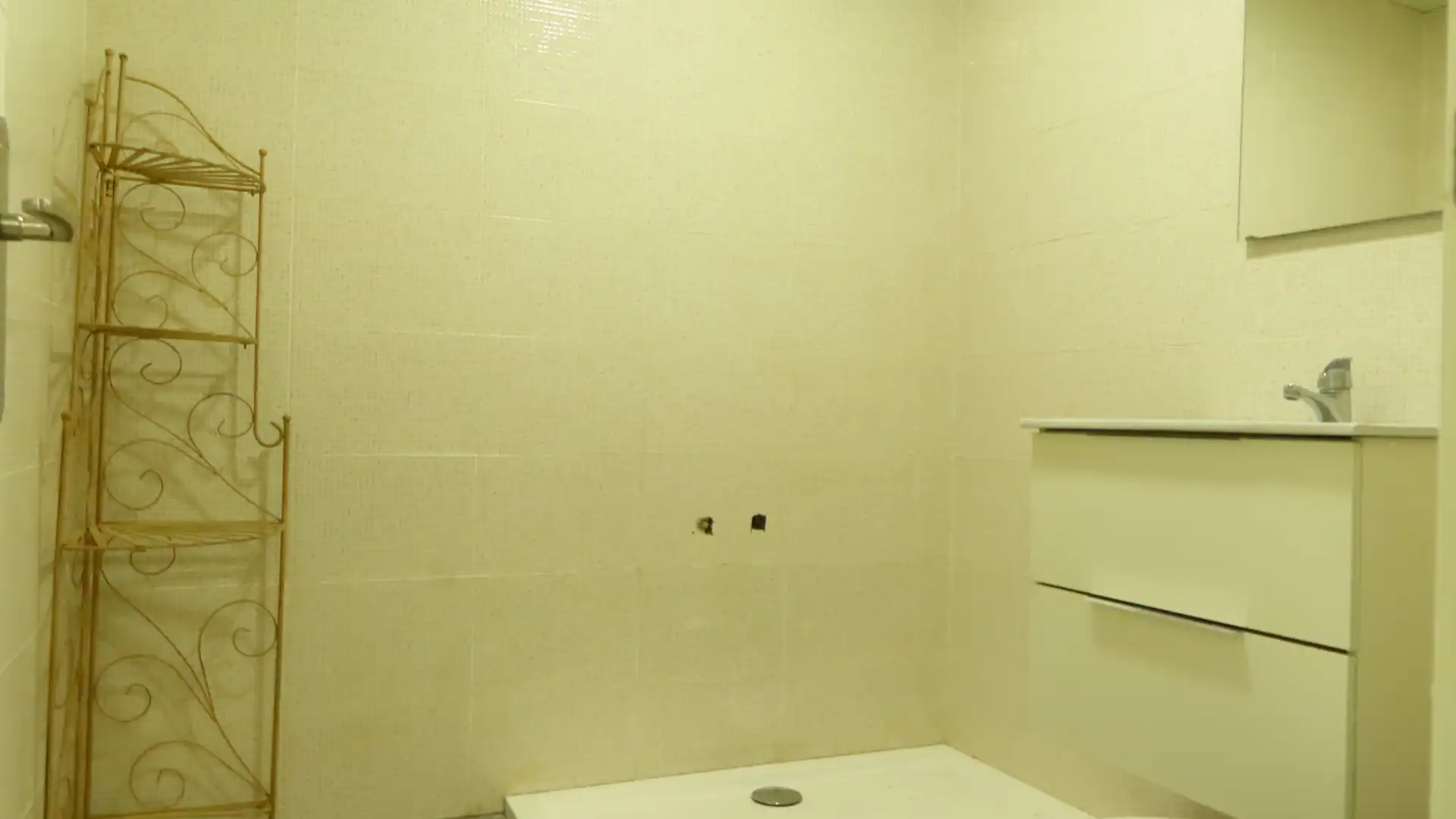 Bathroom of Commercial properties for rent in Cartagena  with Air Conditioner and Heating