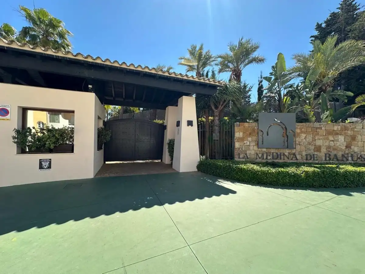 Vista exterior de Dúplex en venda en Marbella amb Aire condicionat, Terrassa i Traster
