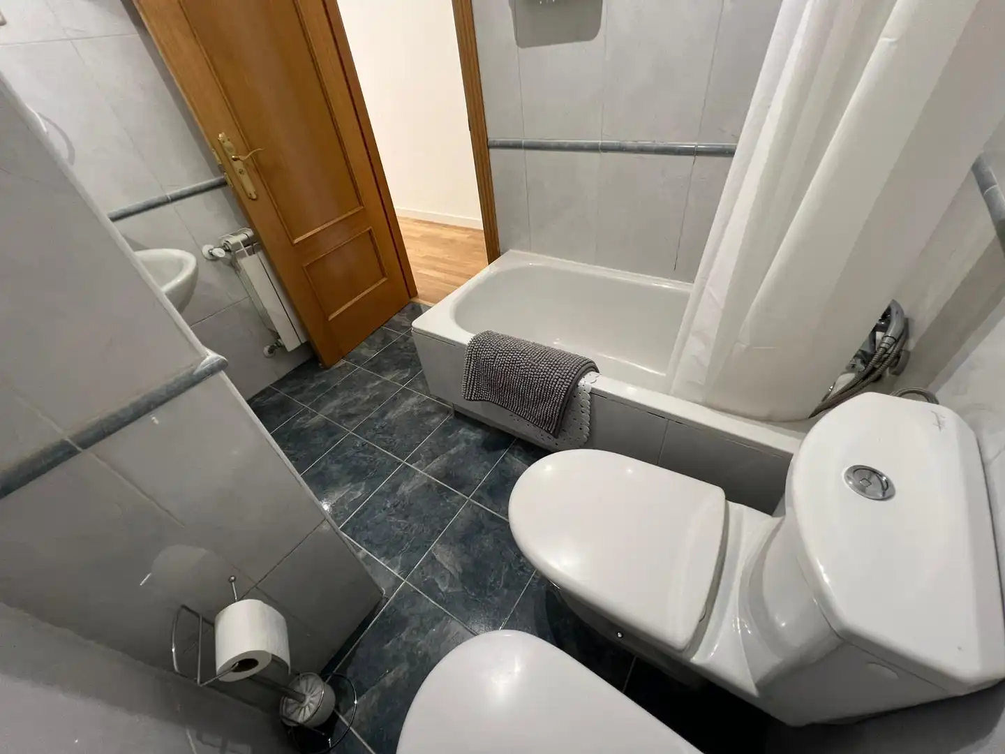 Bathroom of Flat for share in Madrid  with Heating, Furnished and Oven
