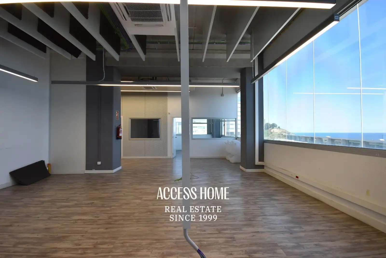 Office for sale in Badalona  with Air Conditioner and Heating