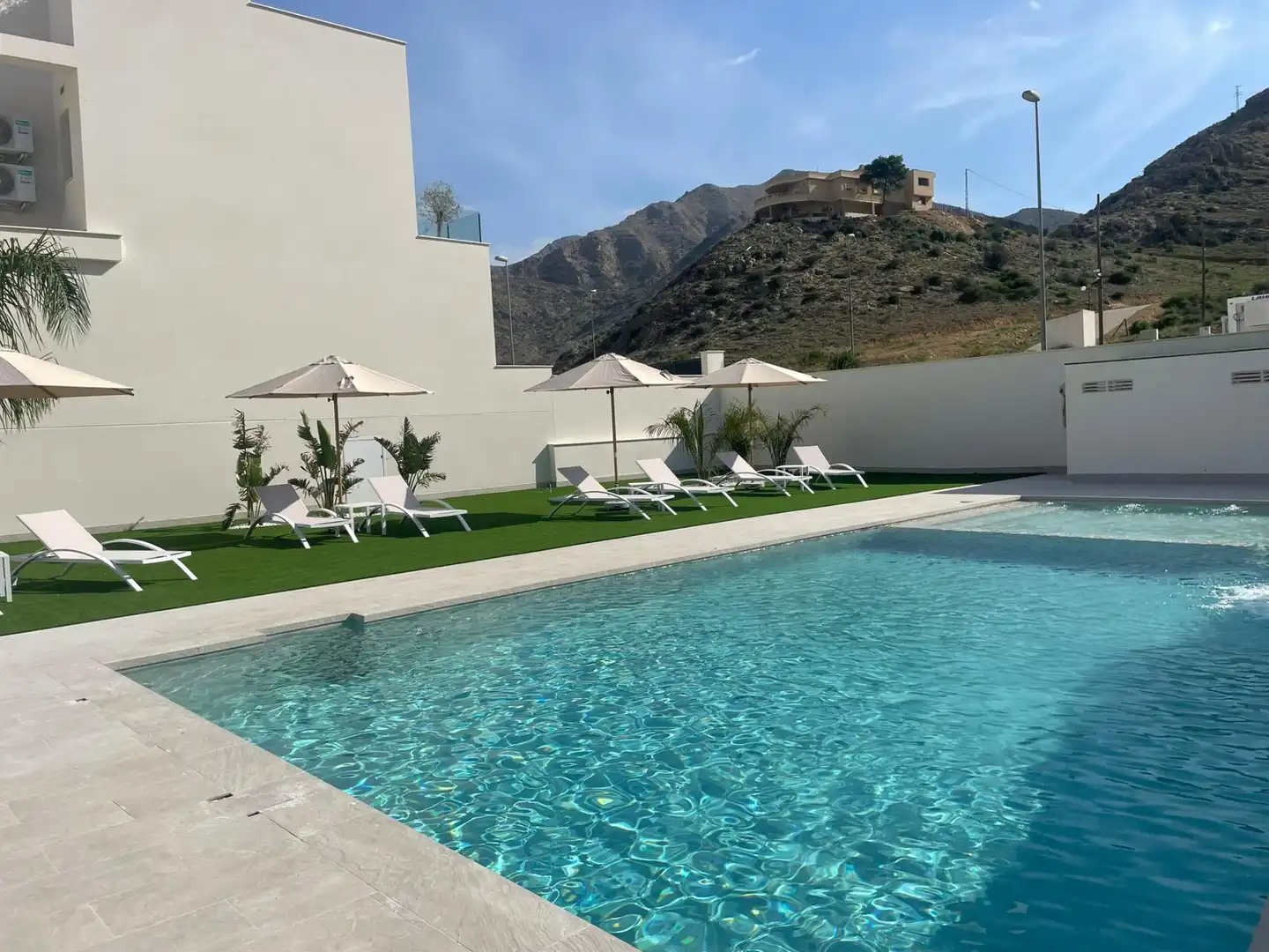 Schwimmbecken von Haus oder Chalet zum Verkauf in Cox mit Privatgarten, Terrasse und Ofen