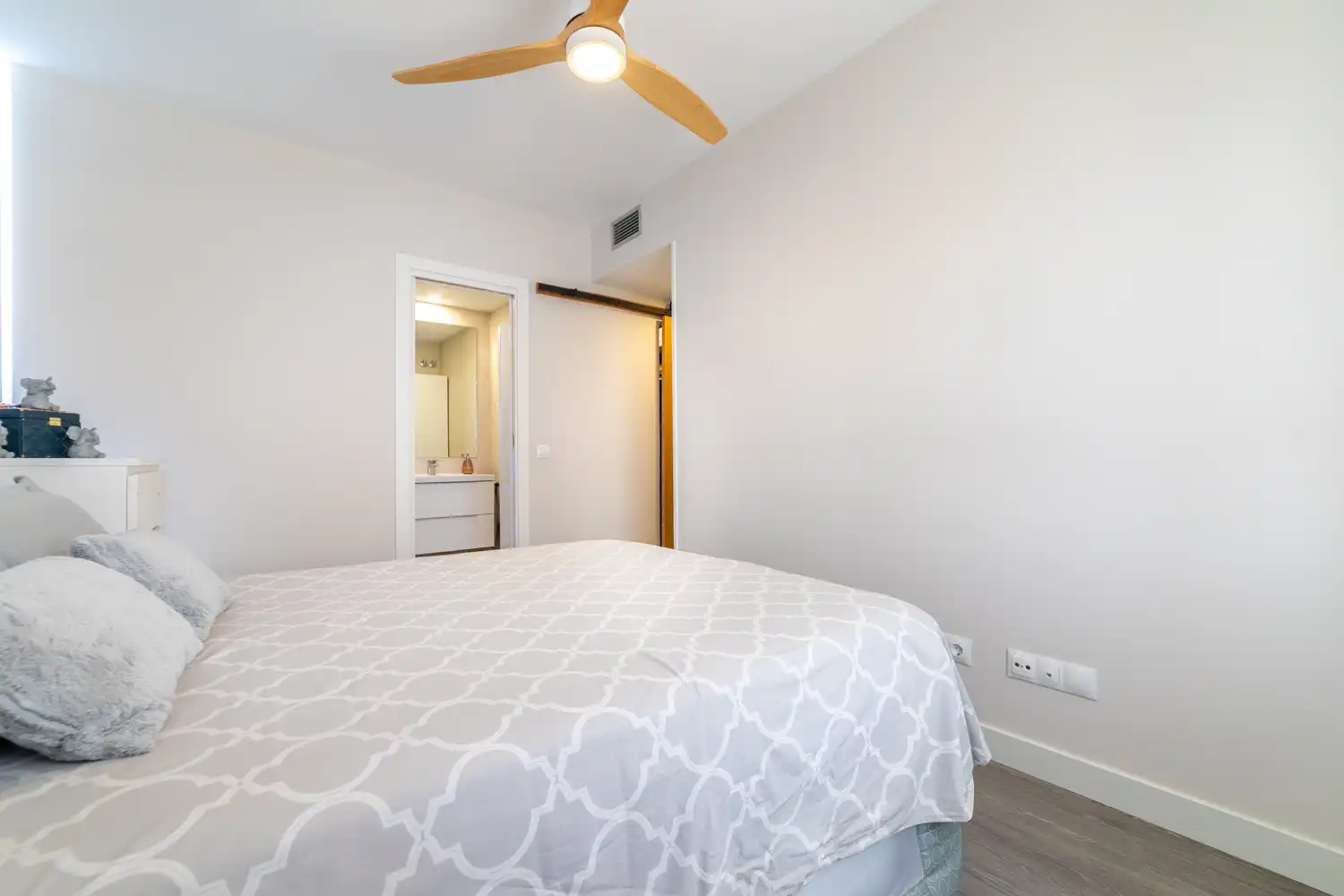 Bedroom of Flat for sale in Tres Cantos  with Air Conditioner, Heating and Private garden