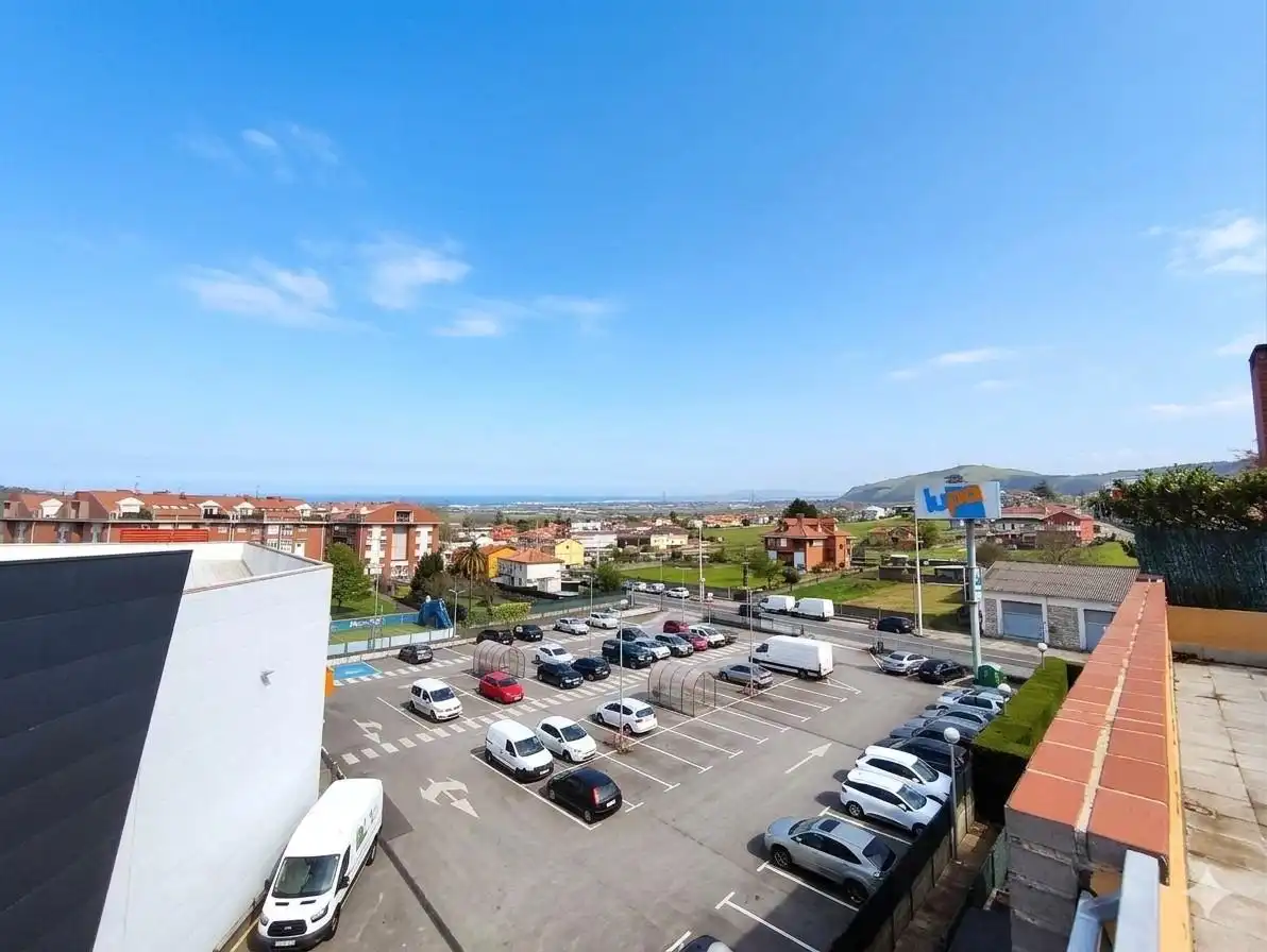 Aparcament de Apartament en venda en El Astillero   amb Calefacció, Terrassa i Piscina comunitària