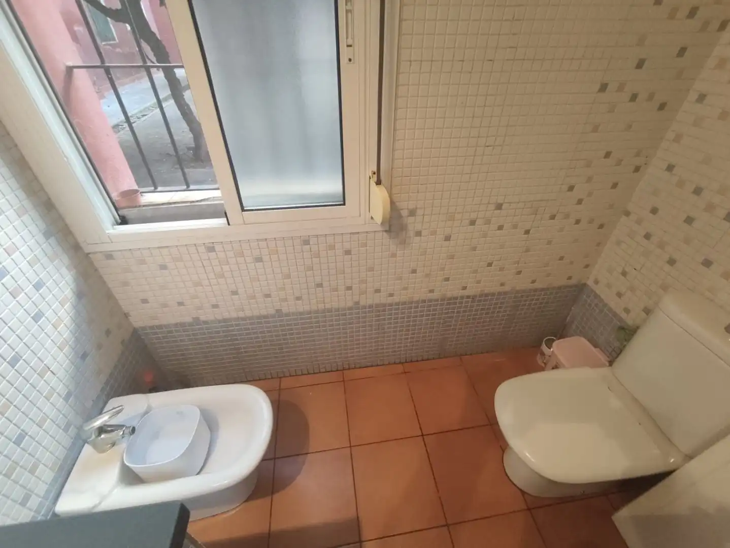 Bathroom of Flat for sale in Sevilla  with Air Conditioner and Furnished