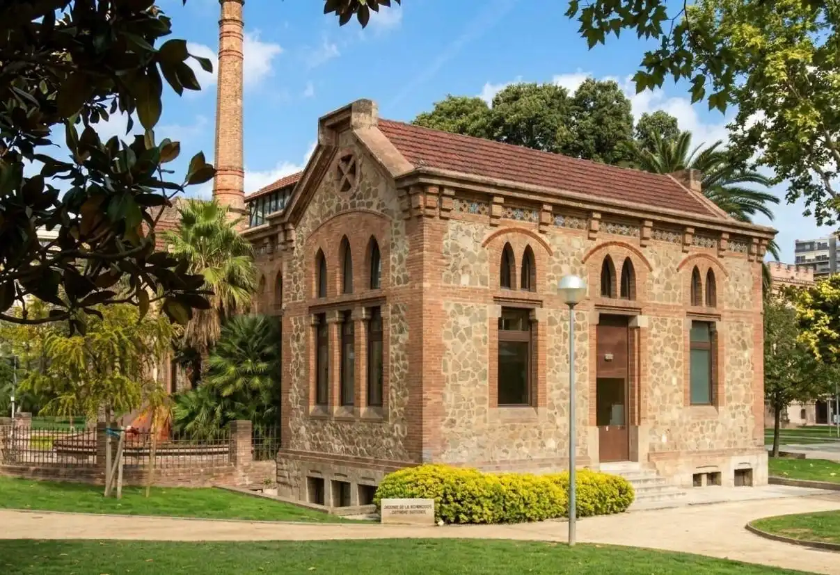 Vista exterior de Piso en venta en Barcelona con Balcón y Alarma