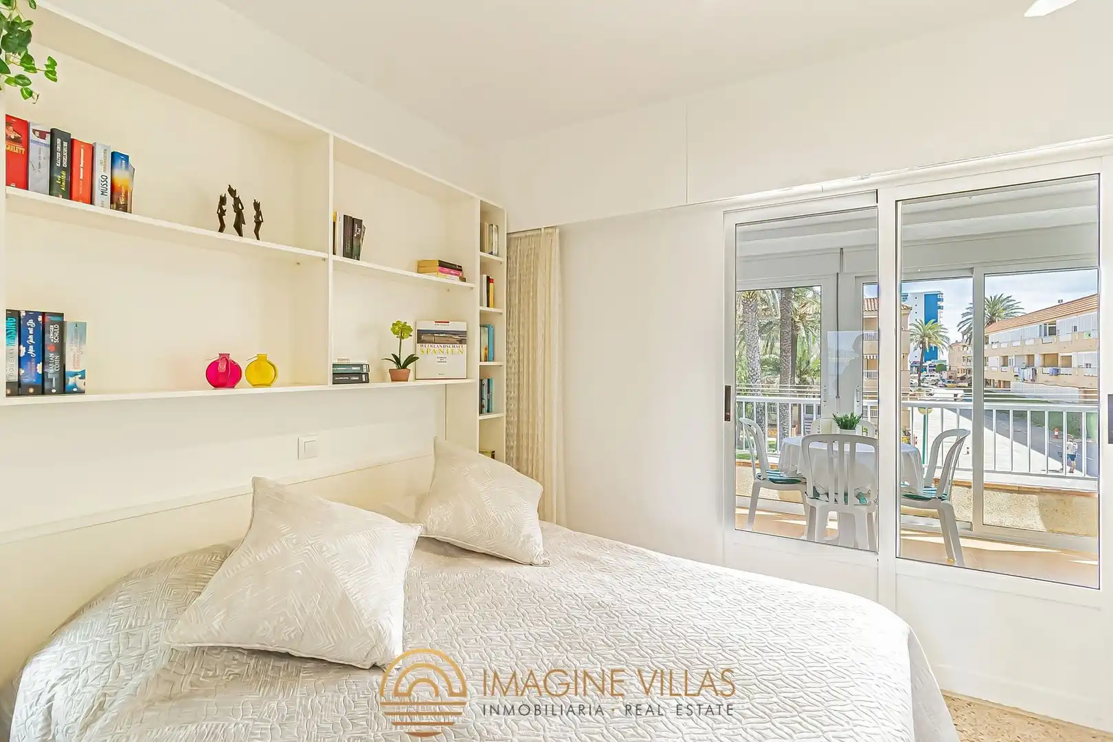 Habitación de Apartamento en venta en La Manga del Mar Menor con Amueblado y Piscina comunitaria