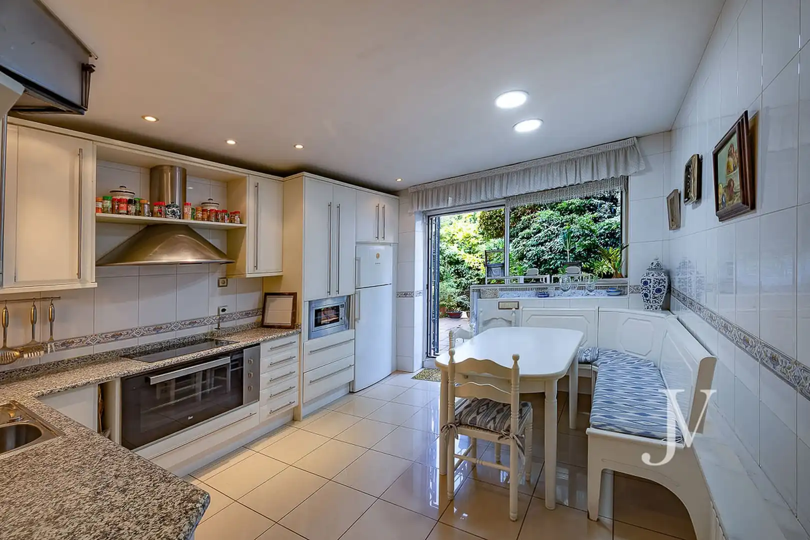 Cocina de Casa o chalet en venta en Madrid con Aire acondicionado, Calefacción y Jardín privado