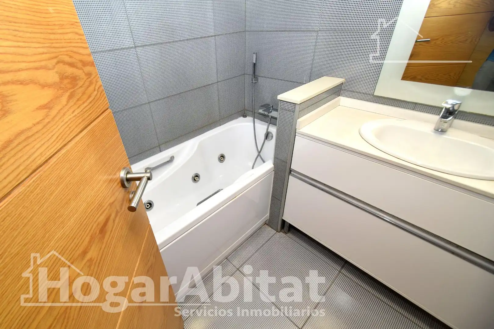 Bany de Pis en venda en Castellón de la Plana / Castelló de la Plana amb Aire condicionat, Calefacció i Moblat