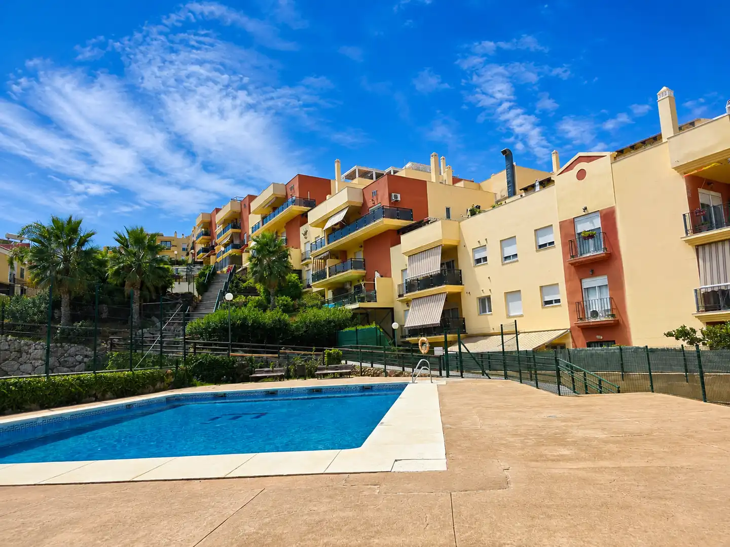 Vista exterior de Dúplex en venda en Vélez-Málaga amb Aire condicionat, Terrassa i Piscina comunitària