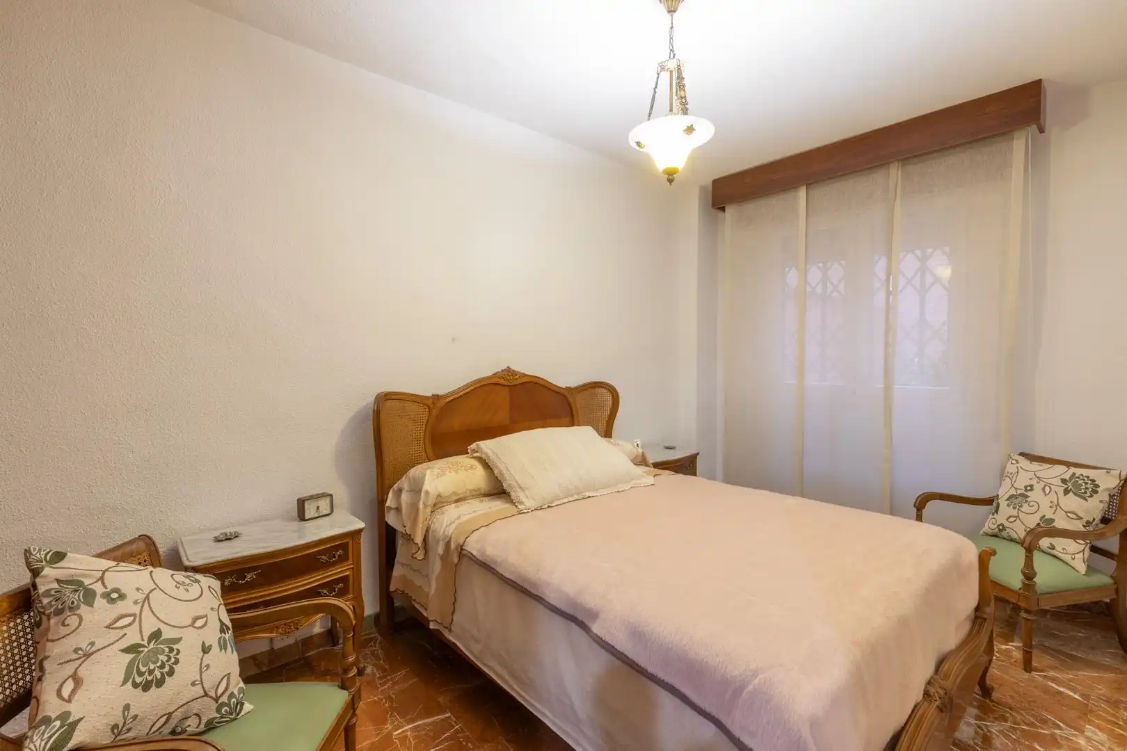Dormitori de Pis en venda en Granada amb Aire condicionat, Balcó i Piscina comunitària
