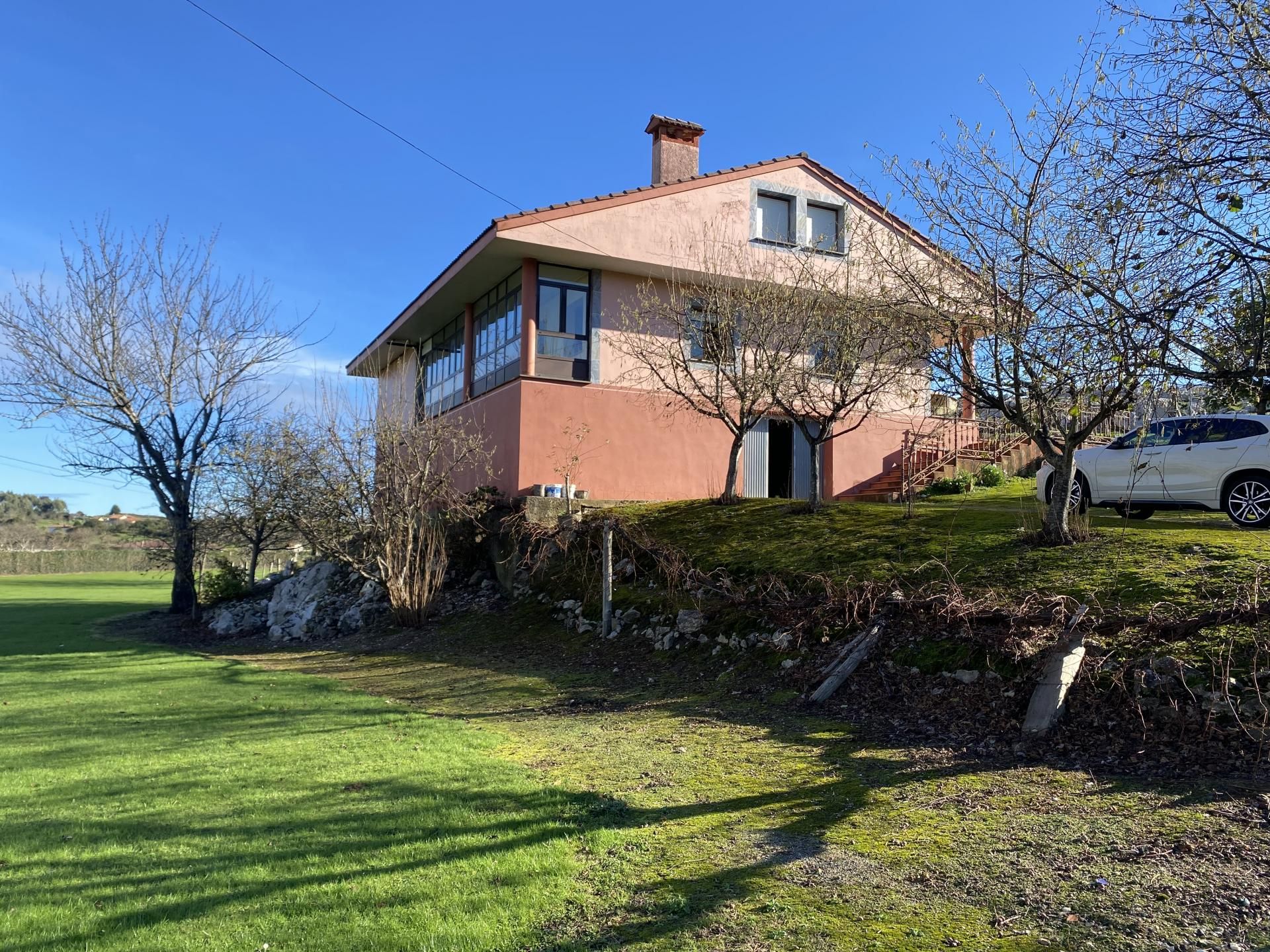 Vista exterior de Casa o xalet en venda en Ribadesella amb Calefacció, Jardí privat i Terrassa