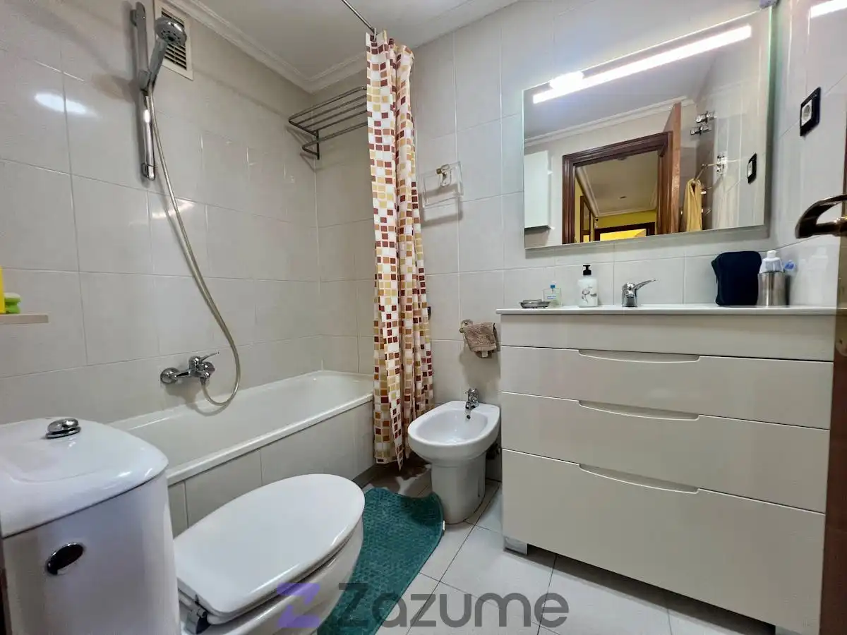 Baño de Piso de alquiler en Bilbao  con Calefacción, Parquet y Amueblado