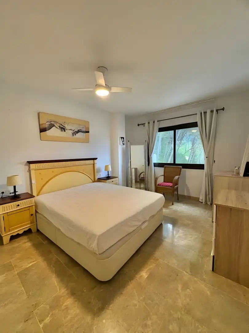 Schlafzimmer von Dachboden zum Verkauf in Marbella mit Klimaanlage, Terrasse und Schwimmbad