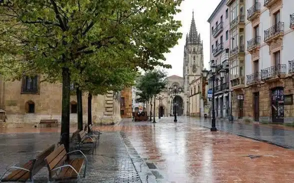 Vista exterior de Piso en venta en Oviedo  con Balcón