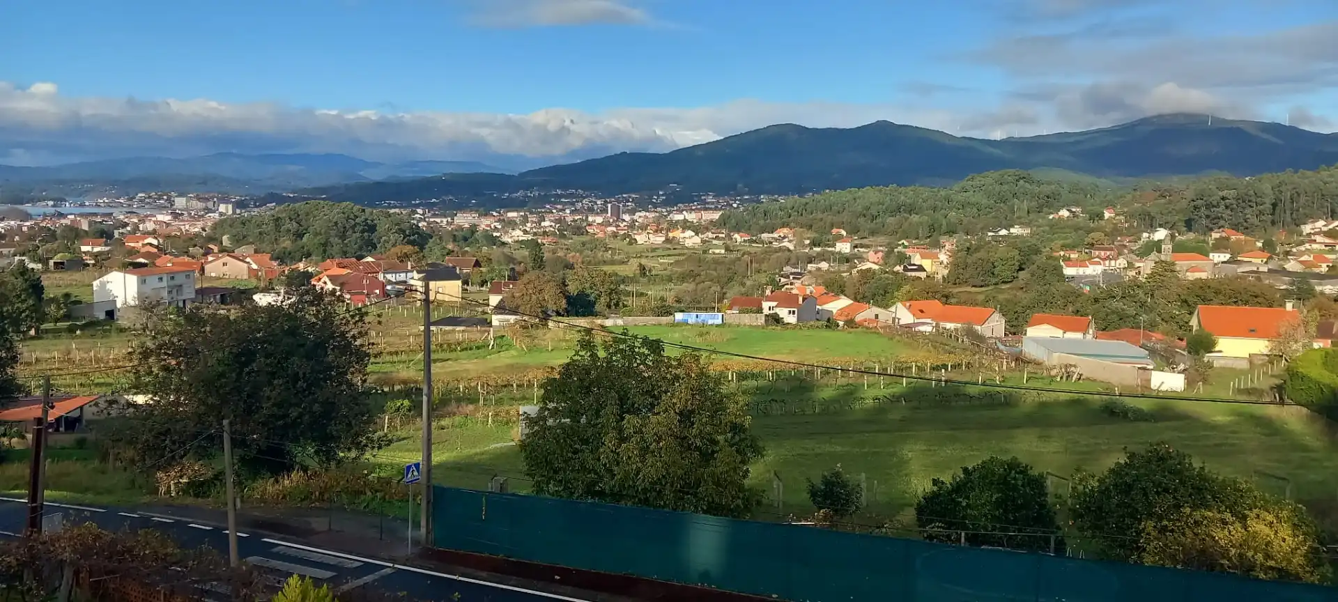 Vista exterior de Casa o xalet en venda en Vilagarcía de Arousa amb Calefacció, Jardí privat i Terrassa