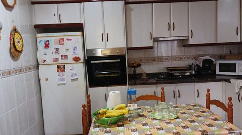 GRAN CASA DE DOS PLANTAS CON 274 m2, PATIO Y TERRAZAS EN LA HOYA!
