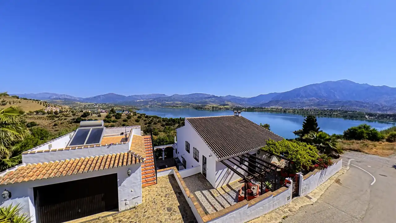 Vista exterior de Casa o xalet en venda en Viñuela amb Aire condicionat, Terrassa i Piscina