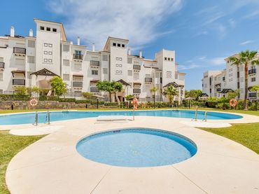 Bajo con piscina en venta en San Luis de Sabinillas