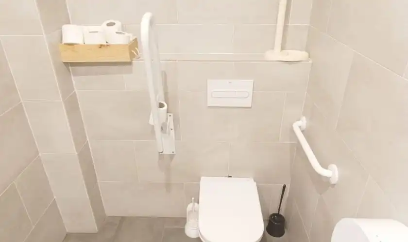 Baño de Local de alquiler en Carboneras con Aire acondicionado y Calefacción