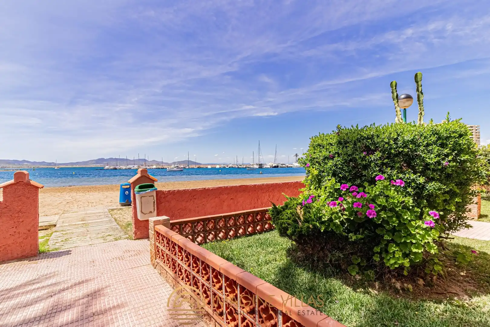 Vista exterior de Apartamento en venta en La Manga del Mar Menor con Amueblado y Piscina comunitaria