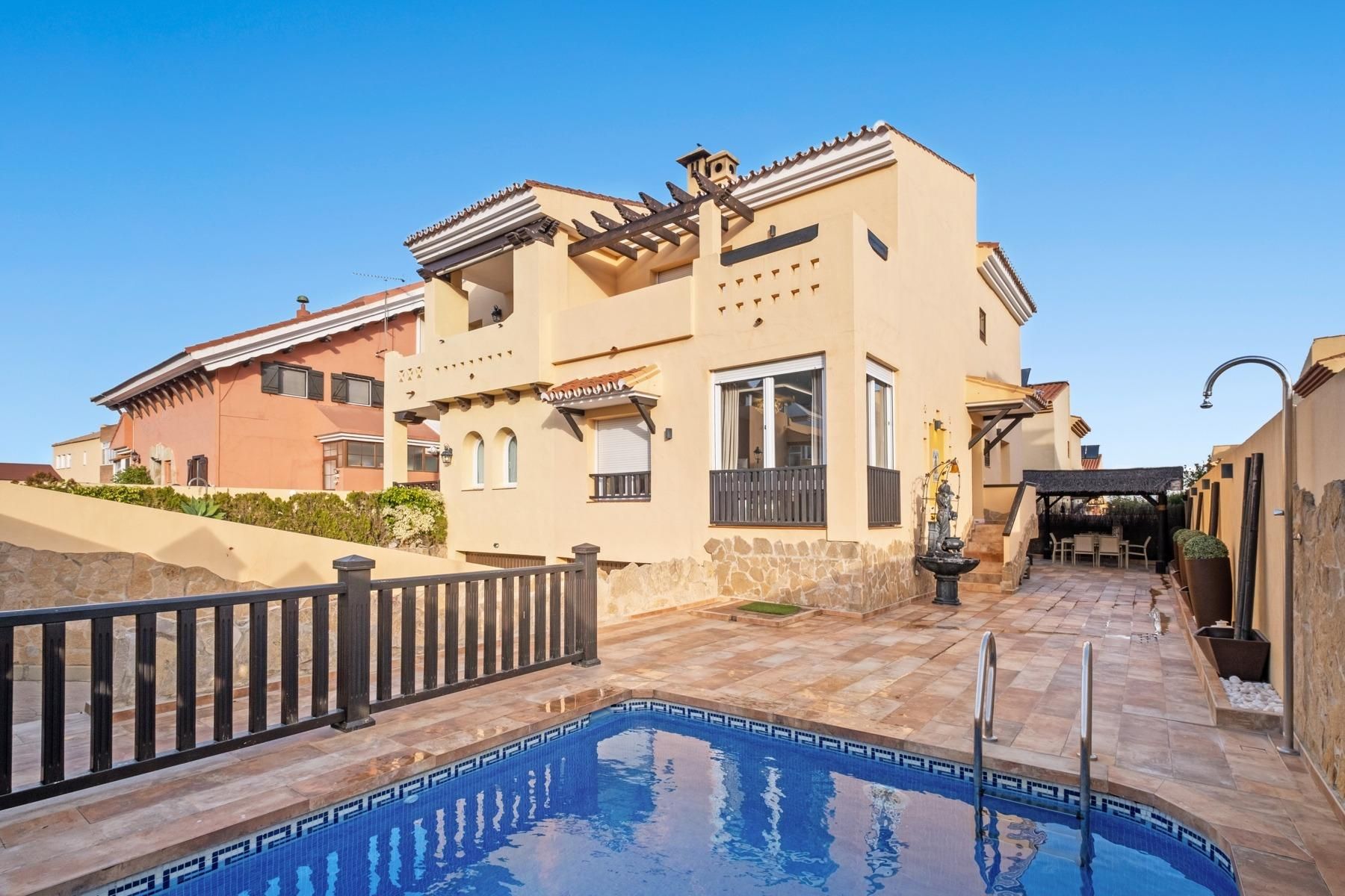 Exterior view of Single-family semi-detached for sale in Alhaurín de la Torre  with Air Conditioner, Heating and Private garden