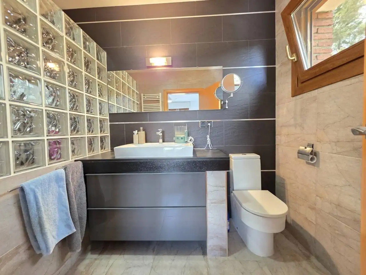 Baño de Casa o chalet en venta en Montcada i Reixac con Aire acondicionado, Calefacción y Jardín privado