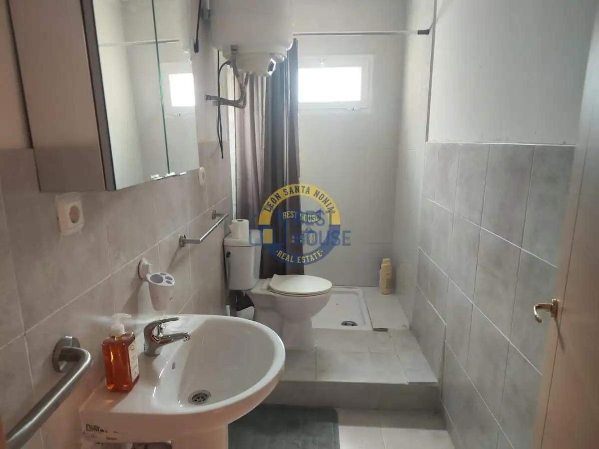Bany de Apartament en venda en Villaquilambre amb Parquet i Moblat