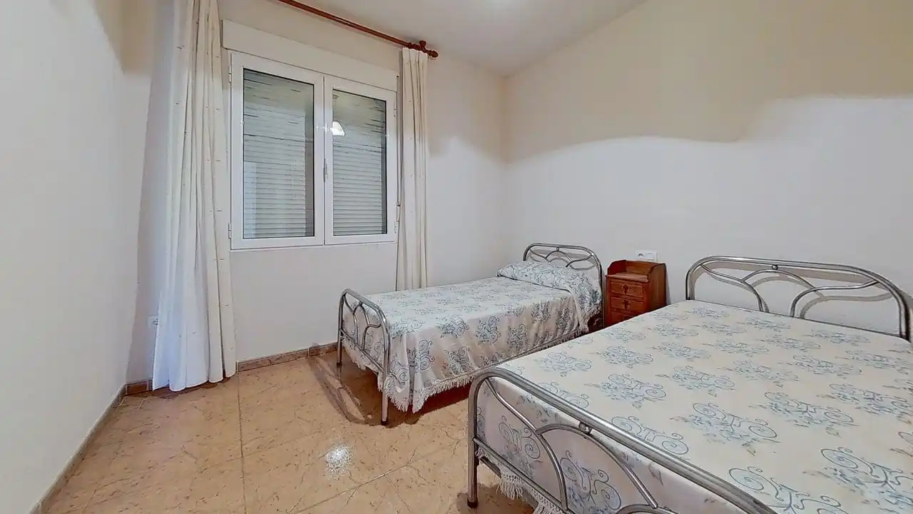 Dormitori de Casa adosada en venda en Santiuste de San Juan Bautista amb Calefacció, Jardí privat i Moblat