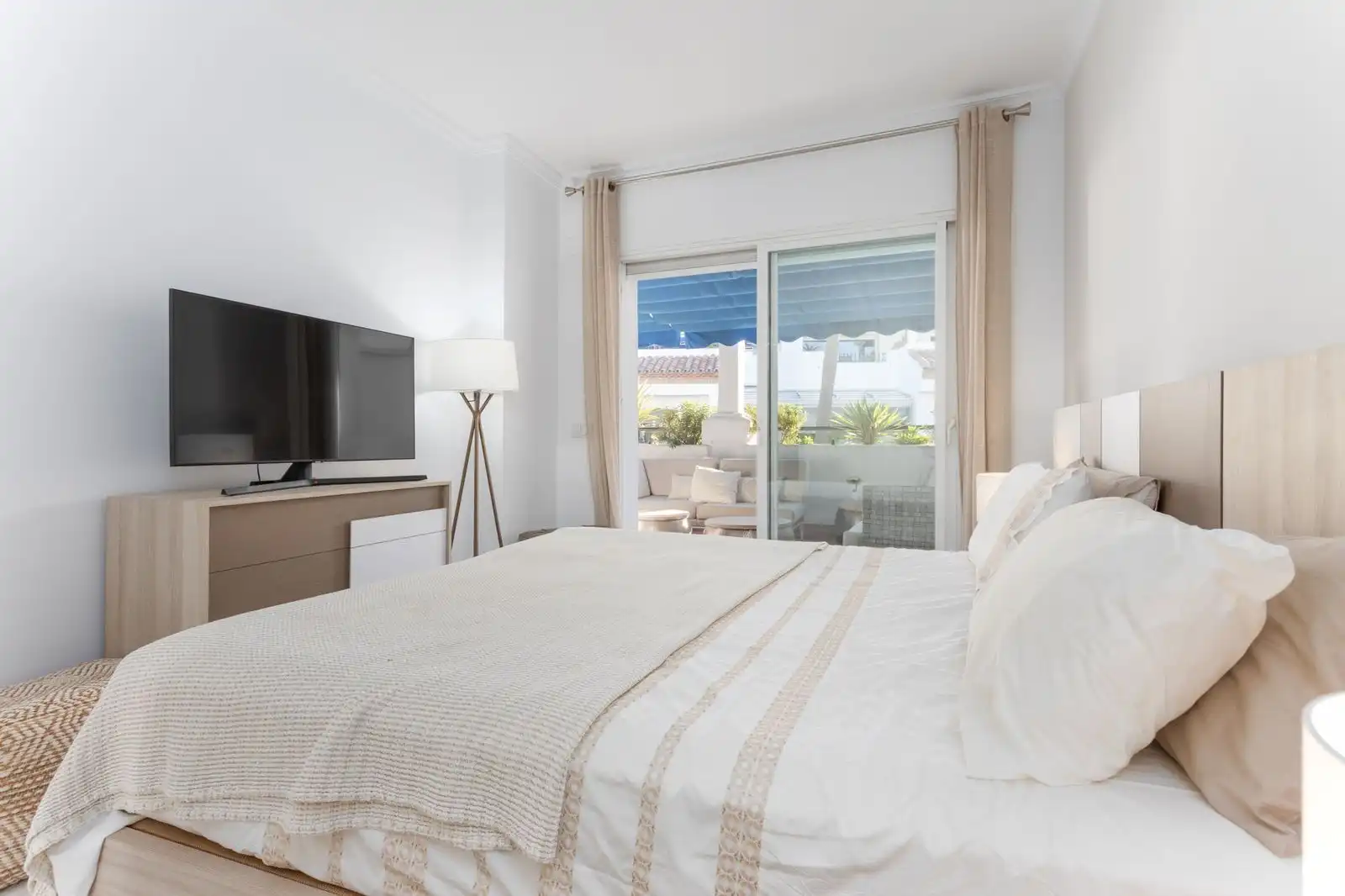 Schlafzimmer von Wohnung zum Verkauf in Marbella mit Klimaanlage, Privatgarten und Terrasse