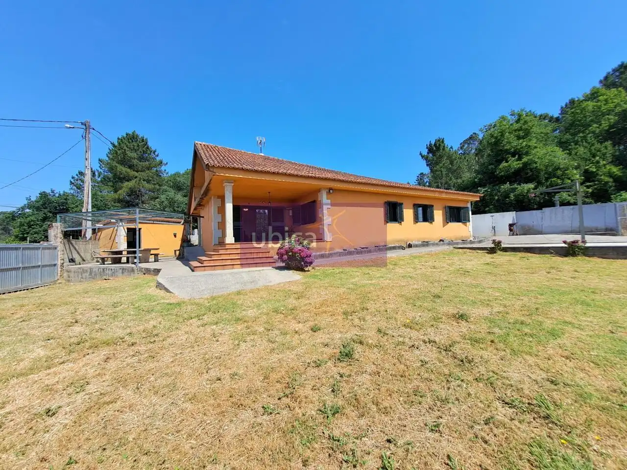 Außenansicht von Haus oder Chalet zum Verkauf in Tui mit Heizung, Privatgarten und Terrasse
