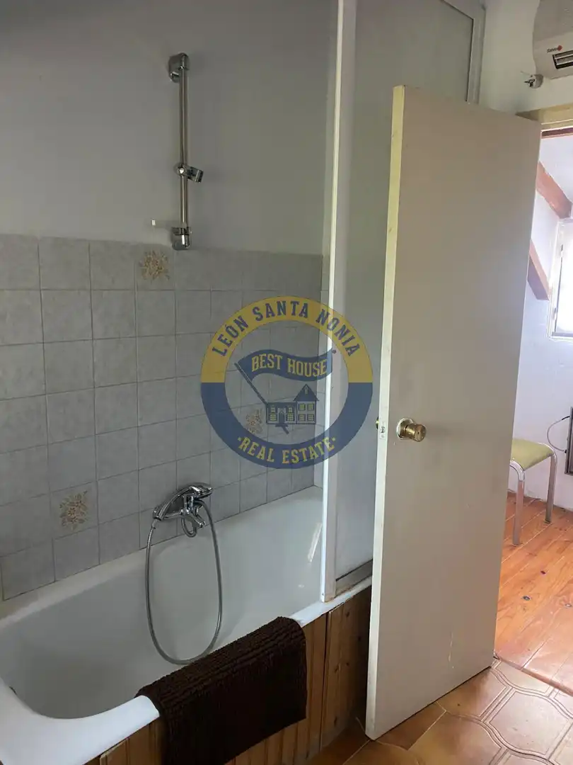 Bany de Casa o xalet en venda en Garrafe de Torío amb Calefacció, Jardí privat i Terrassa