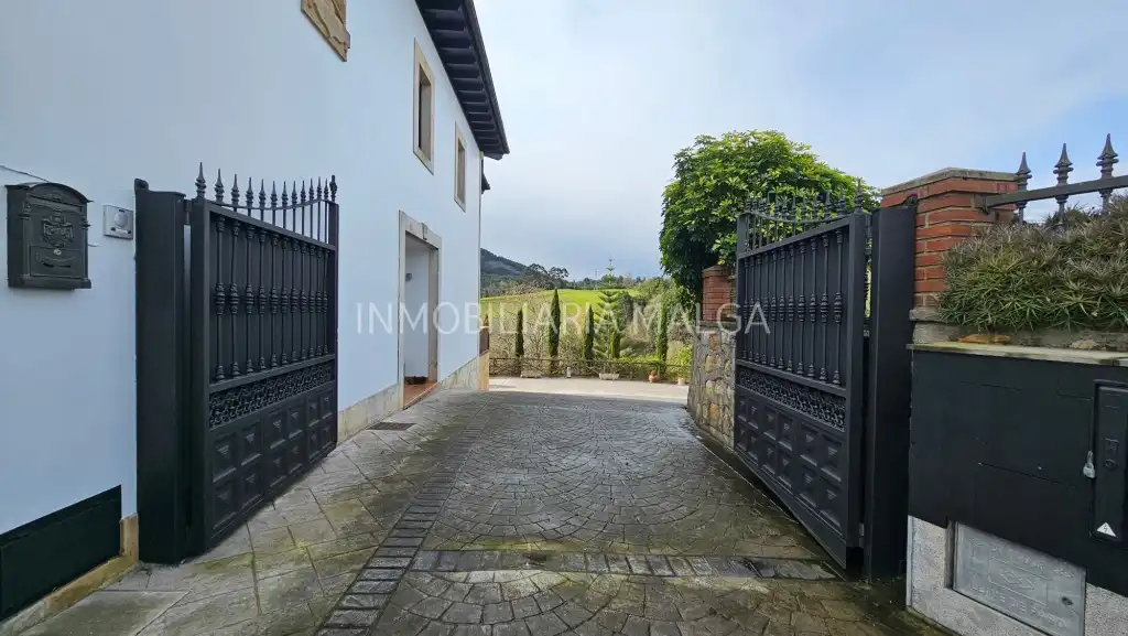 Vista exterior de Casa o chalet en venta en Colunga con Calefacción, Jardín privado y Parquet