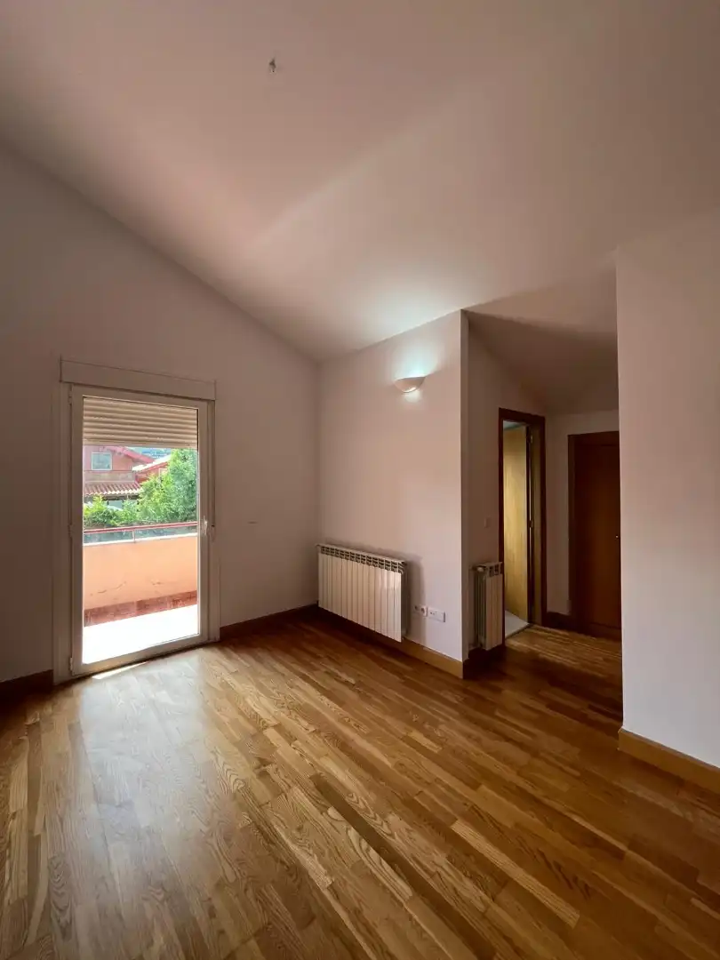 Dormitori de Casa adosada en venda en Renedo de Esgueva amb Calefacció, Jardí privat i Parquet
