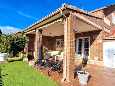 Casa amb piscina en venda a Urb. Belvalle