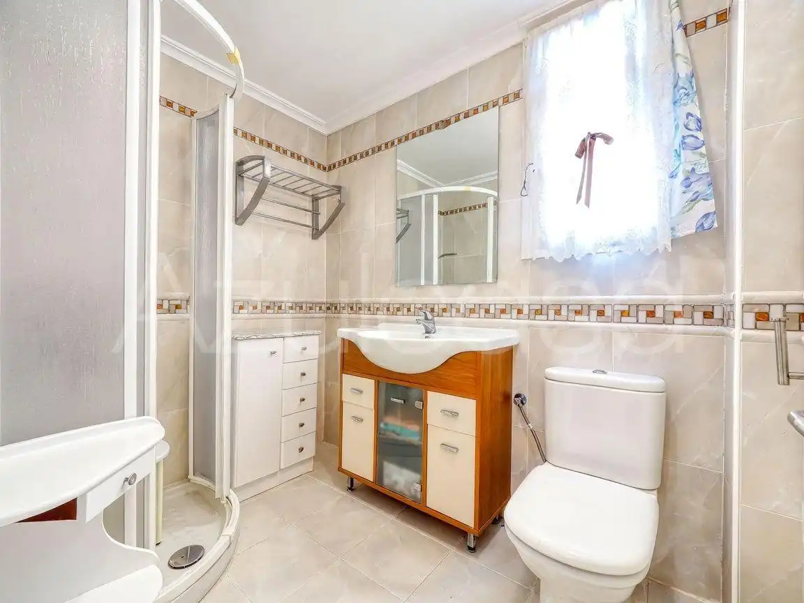 Bathroom of Flat for sale in Benidorm  with Air Conditioner and Community pool