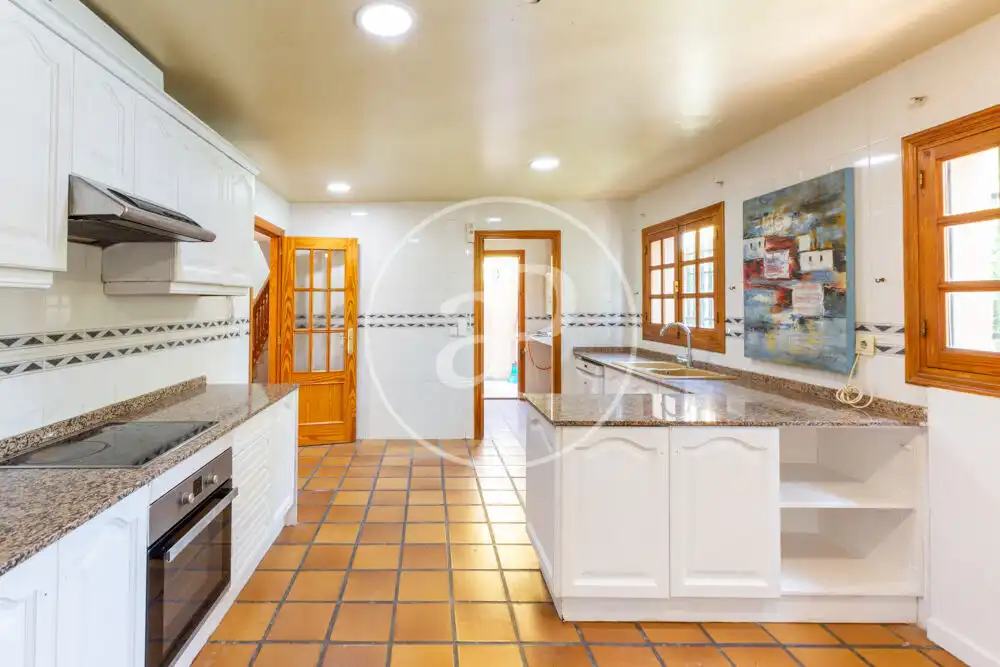 Cuina de Casa o xalet en venda en L'Eliana amb Aire condicionat, Calefacció i Jardí privat