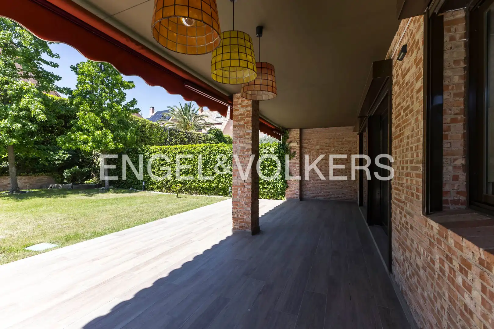 Terrasse von Einfamilien-Reihenhaus zum Verkauf in Villanueva del Pardillo mit Klimaanlage, Heizung und Privatgarten