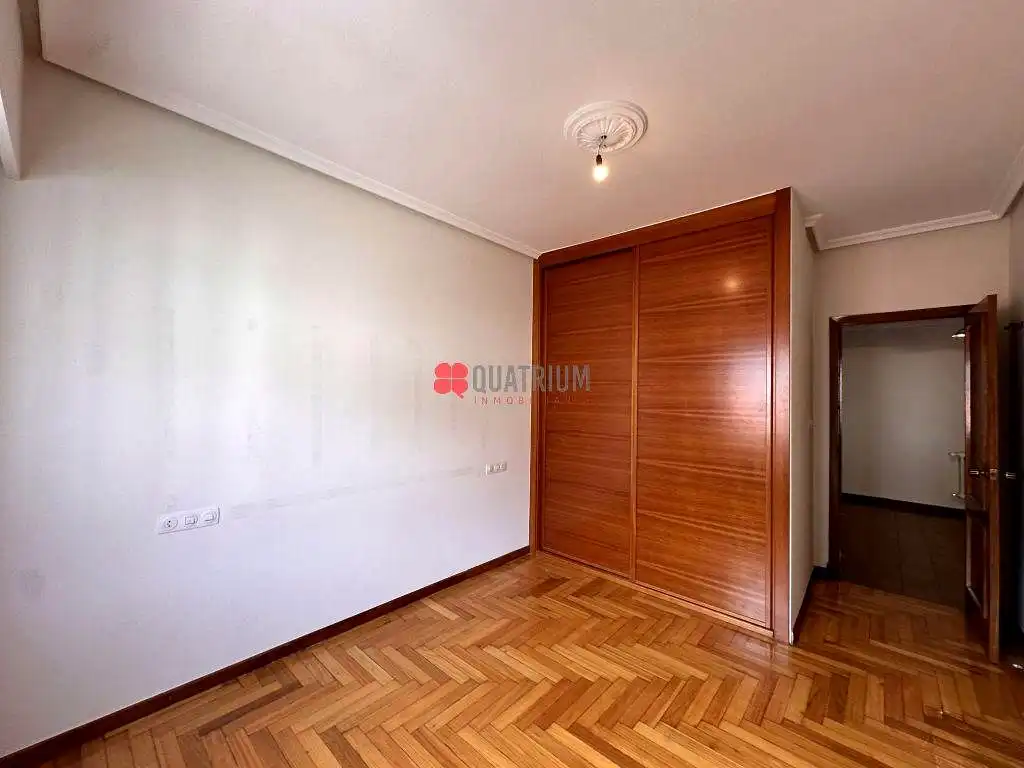 Habitación de Piso en venta en Ourense Capital  con Calefacción, Terraza y Trastero